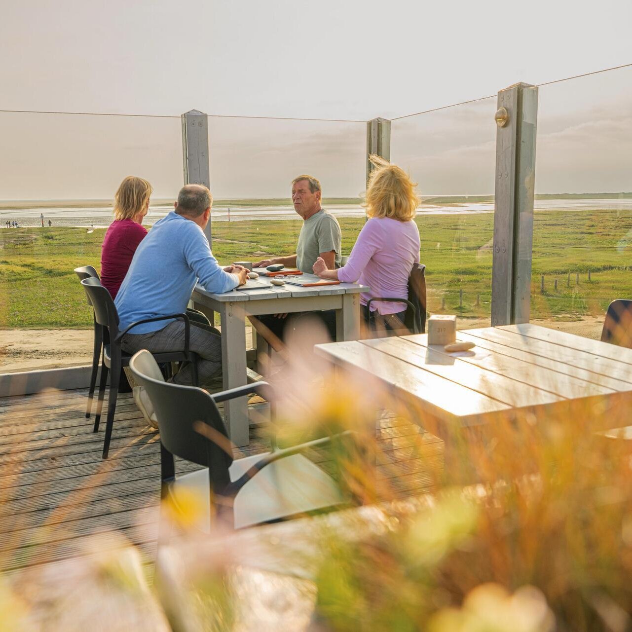 Freunde auf der Terrasse eines Pfahlbaurestaurants