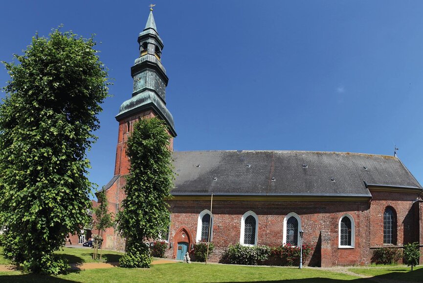 Blick auf die St. Laurentius-Kirche in Tönning