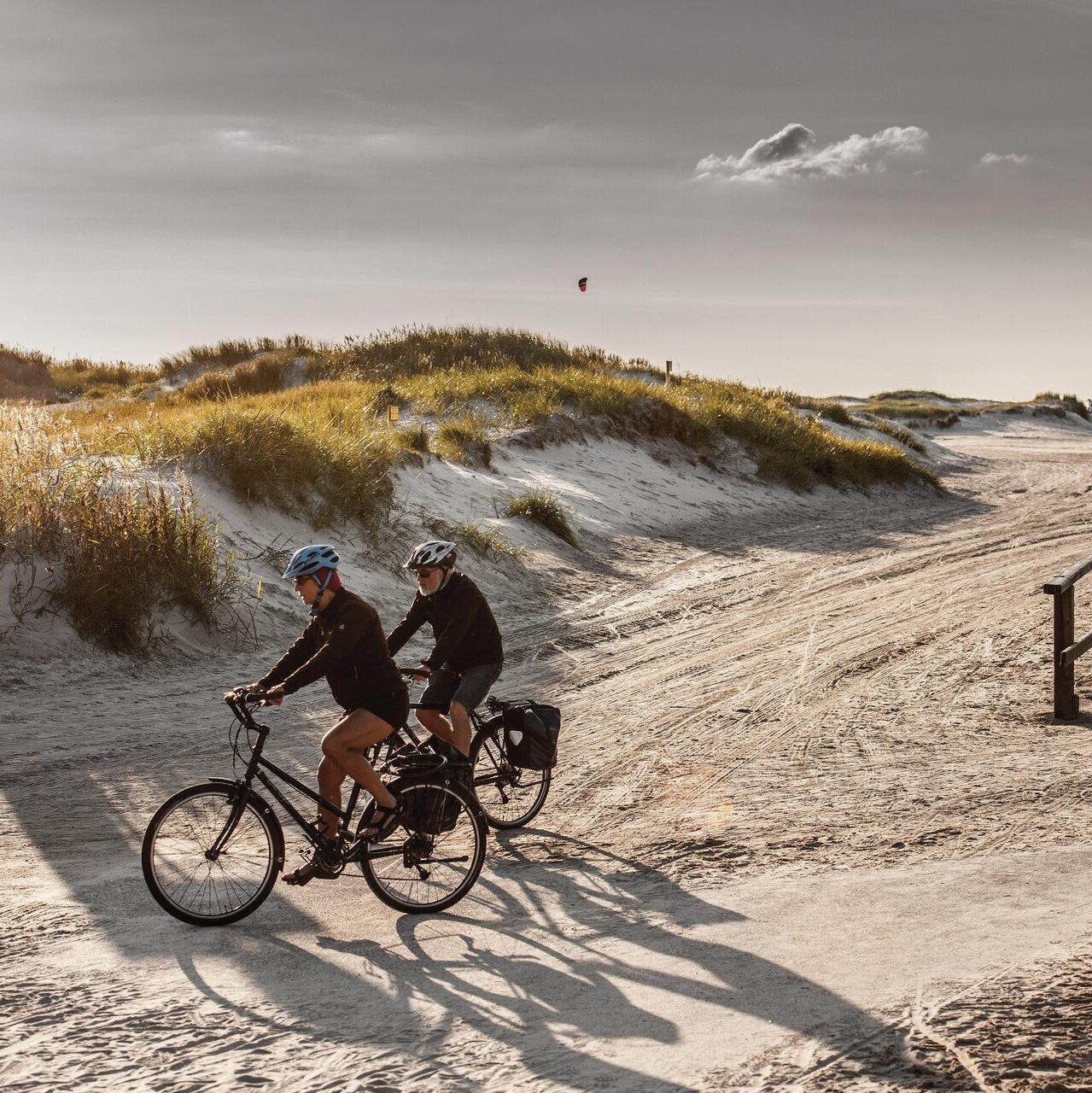 zwei Fahrradfahrer am Strandübergang Köhlbrand