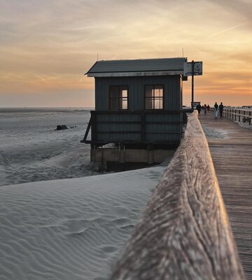 Schutzhütte auf der Seebrücke im Ortsteil Bad im Sonnenuntergang
